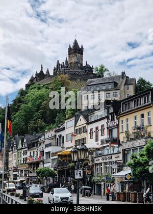 Das historische Schloss überblickt das charmante Dorf mit kopfsteingepflasterten Straßen Stockfoto