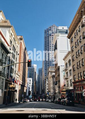 Geschäftige Straßenkreuzung im Stadtzentrum Stockfoto