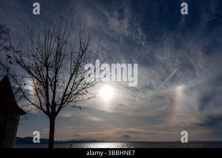 Sonnenhund-Phänomen über dem Bodensee in Lindau Stockfoto