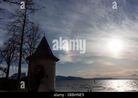 Sonnenhund-Phänomen über dem Bodensee in Lindau Stockfoto