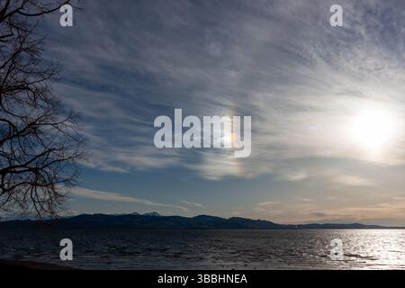 Sonnenhund-Phänomen über dem Bodensee Stockfoto