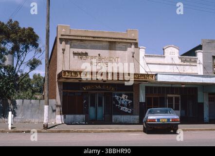 Australische denkmalgeschützte Fassade, heruntergekommenes und doch charmantes Wiener Café und Erfrischungsräume, ikonisches Stück der australischen Kleinstadt. Stockfoto