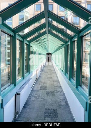 Transparenter, gläserner, abgehängter Korridor, der die Hotelgebäude verbindet Stockfoto