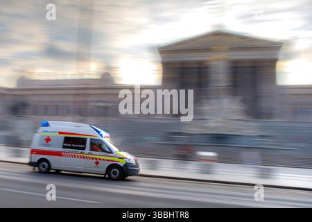 Der Rettungsdienst in Wien wird neben der Berufsrettung von Rettungsorganisationen wie das Rote Kreuz bereitgestellt. Im Bild: Ein Krankentransportwagen (KTW) des roten Kreuzes am 14. Mai 2025 vor dem Parlament in Wien. // der Rettungsdienst in Wien wird nicht nur vom professionellen Rettungsdienst erbracht, sondern auch von Rettungsorganisationen wie dem Roten Kreuz im Bild: Ein Krankenwagen (KTW) des Roten Kreuzes am 14. Mai 2025 vor dem Wiener Parlament. - 20250514 PD29089 Credit: APA-PictureDesk/Alamy Live News Stockfoto