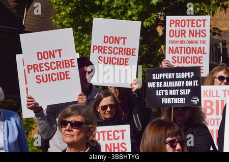 London, Großbritannien. Mai 2025. Demonstranten, die sich gegen das „Assisted Dying Bill“ (Gesetz zur Sterbehilfe) wenden, versammeln sich außerhalb des parlaments, während Parlamentsabgeordnete Änderungen des Gesetzes diskutieren. Quelle: Vuk Valcic/Alamy Live News Stockfoto