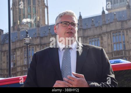 London, Großbritannien. Mai 2025. Gavin Robinson, Vorsitzender der Democratic Unionist Party (DUP), spricht vor dem parlament mit Demonstranten, die sich gegen das Assisted Dying Bill aussprechen, während Parlamentsabgeordnete Änderungen des Gesetzes diskutieren. Quelle: Vuk Valcic/Alamy Live News Stockfoto