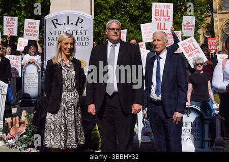 London, Großbritannien. Mai 2025. Gavin Robinson (c), der Vorsitzende der Partei der Demokratischen Union, und Gregory Campbell (r) und Carla Lockhart (l) schließen sich den Demonstranten, die sich gegen das Assisted Dying Bill außerhalb des parlaments wenden, an, während Parlamentsabgeordnete Änderungen des Gesetzes diskutieren. Quelle: Vuk Valcic/Alamy Live News Stockfoto