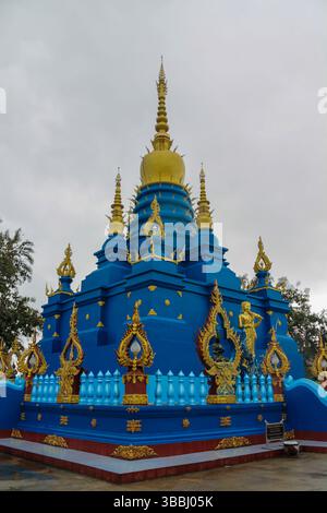 Blauer Tempel in Chiang Rai Stadt Thailand, Wat Rong Suea Ten Stupa und Pagode. Traditionelle thailändische Architektur und moderne Kunst in Blau dargestellt Stockfoto