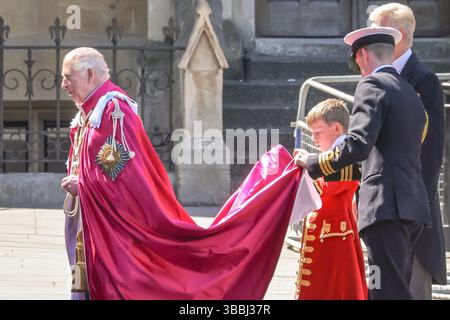 London, Großbritannien. Mai 2025. König Karl III. Kommt im purpurroten Gewand. In der Westminster Abbey findet ein Gottesdienst und eine Zeremonie zur Errichtung des Knights Grand Cross des Order of the Bath statt. Der Gottesdienst wird von seiner Majestät König Karl III. Und seiner Königlichen Hoheit, dem Prinzen von Wales, Prinz William, besucht, die karmesinrote Seidenroben tragen. Die Veranstaltung feiert den 300. Jahrestag des Ordens von Bath. Quelle: Imageplotter/Alamy Live News Stockfoto