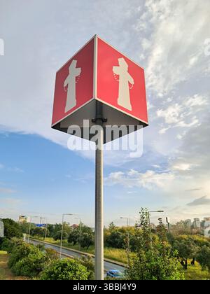 Rotes Straßenschild mit Hinweis auf medjugorje, berühmtes katholisches Heiligtum in bosnien und herzegowina, europa Stockfoto