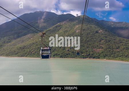 Blick auf die Insel Lantau von der Seilbahn aus, die die Innenstadt von Tung Chung und Ngong Ping mit der Statue des größten buddha und des Po Li verbindet Stockfoto