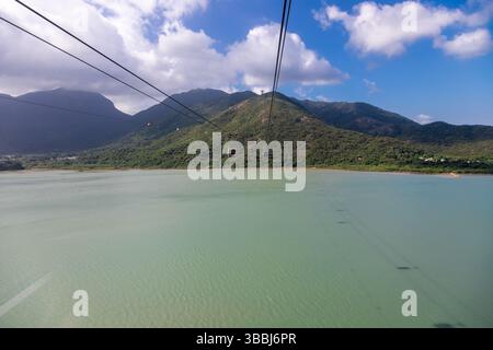 Blick auf die Insel Lantau von der Seilbahn aus, die die Innenstadt von Tung Chung und Ngong Ping mit der Statue des größten buddha und des Po Li verbindet Stockfoto