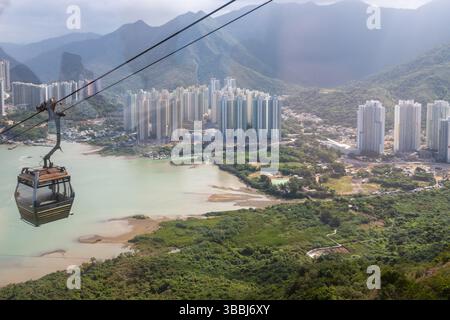 Blick auf die Insel Lantau von der Seilbahn aus, die die Innenstadt von Tung Chung und Ngong Ping mit der Statue des größten buddha und des Po Li verbindet Stockfoto