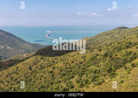 Blick auf die Insel Lantau von der Seilbahn aus, die die Innenstadt von Tung Chung und Ngong Ping mit der Statue des größten buddha und des Po Li verbindet Stockfoto