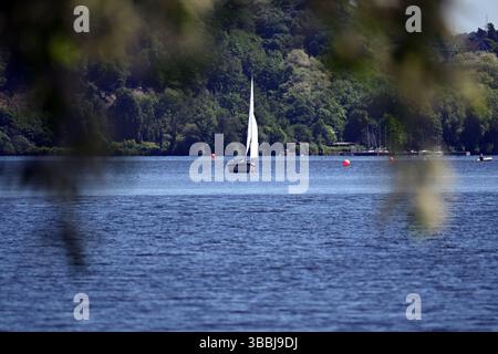 Essen, Deutschland. Mai 2025. Segler nutzen das gute Wetter und sind unterwegs auf dem Lake Baldeney. Gegen Ende der Woche bleibt es in Nordrhein-Westfalen warm. Am Sonntag werden die Wolken zunehmen und es gibt vereinzelt Regenschauer. Quelle: Federico Gambarini/dpa/Alamy Live News Stockfoto