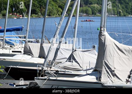 Essen, Deutschland. Mai 2025. Segelboote liegen am Ufer des Lake Baldeney. Gegen Ende der Woche wird es in Nordrhein-Westfalen warm bleiben. Am Sonntag werden die Wolken zunehmen und es gibt vereinzelt Regenschauer. Quelle: Federico Gambarini/dpa/Alamy Live News Stockfoto