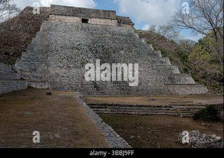 Frontalansicht der großen Maya-Pyramide in Uxmal, Mexiko Stockfoto