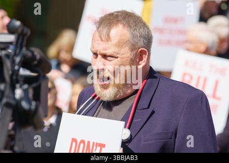 Mai 2025, London, Großbritannien. Aktivisten versammeln sich heute vor dem Parlament, um gegen die Gesetzgebung zur Sterbehilfe zu protestieren, über die heute die Abgeordneten diskutieren. Zu den Gruppen gehören Vertreter von Christian Concern, dem Christian Institute, Care Not Killing und anderen. IM BILD: Dr. Dominic Whitehouse (Palliative Care Consultant) spricht mit den Medien. Bridget Catterall AlamyLiveNews Stockfoto