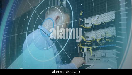 Bild des Scope-Scans und der Datenverarbeitung über dem kaukasischen IT-Mann, der Computer-Server repariert Stockfoto