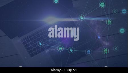 Anzeigen des E-Commerce-Symbols Netzwerk Überlagerung der Laptop-Tastatur auf dem Schreibtisch, Anzeige von Aufflackern des Gerätewagens und des Objektivs Stockfoto
