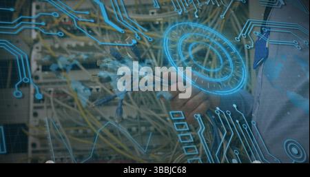 Fassen von blauen RJ45-Ethernet-Kabeln in Rack-Patchfeldern im Serverraum, Schaltungsüberlagerung, Kopierraum Stockfoto