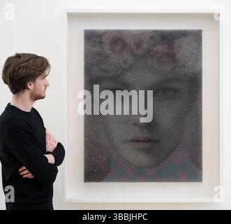 Phillips, London, Großbritannien. Mai 2025. Vorstellung der Digital Art Awards – eine mutige neue Initiative zur Auszeichnung hochmoderner Talente in der digitalen und neuen Medienkunst. Die von HOFA in Zusammenarbeit mit Phillips präsentierte Ausstellung feiert visionäre Schöpfer, die die Schnittstelle von Kunst und Technologie neu definieren. Mit dem Schwerpunkt auf Pioniertalenten in den digitalen und neuen Medien sollen die Preise die Zukunft der zeitgenössischen Kunst in einer zunehmend digitalisierten Welt aufwerten und präsentieren. Quelle: Malcolm Park/Alamy Live News Stockfoto