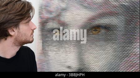 Phillips, London, Großbritannien. Mai 2025. Vorstellung der Digital Art Awards – eine mutige neue Initiative zur Auszeichnung hochmoderner Talente in der digitalen und neuen Medienkunst. Die von HOFA in Zusammenarbeit mit Phillips präsentierte Ausstellung feiert visionäre Schöpfer, die die Schnittstelle von Kunst und Technologie neu definieren. Mit dem Schwerpunkt auf Pioniertalenten in den digitalen und neuen Medien sollen die Preise die Zukunft der zeitgenössischen Kunst in einer zunehmend digitalisierten Welt aufwerten und präsentieren. Quelle: Malcolm Park/Alamy Live News Stockfoto