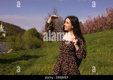 Junge Frau genießt die Natur an einem sonnigen Tag Stockfoto