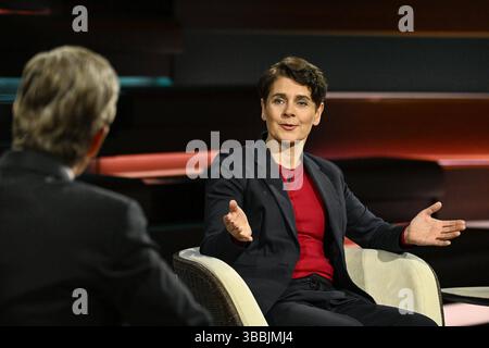 Markus Lanz und Anna Lehmann 05/25 ihr Markus Lanz mit Anna Lehmann am 14. Mai 2025 in Markus Lanz , ZDF TV Fernsehen Talkshow Talkshow Talkshow Deutschland deutsch deutscher deutscher Mann Frau Journalistin taz Autorin Italien italienisch italienischer italienisch-deutscher Moderator Fotografie Fotograf Journalist Journalismus Journalismus Journalist Autor Autor Moderator Moderator deutsch-italienischer Moderator Fotografin german female quer halb sitzend sprechend zuhörend gestikuliert *** Markus Lanz und Anna Lehmann 05 25 ihr Markus Lanz mit Anna Lehmann am 14. Mai 2025 in Markus Lanz mit Anna Lehmann in Markus Lanz am 14 Stockfoto