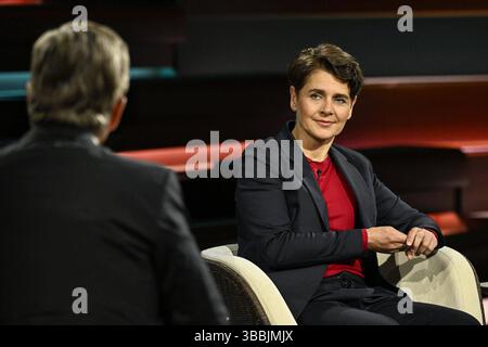Markus Lanz und Anna Lehmann 05/25 ihr Markus Lanz mit Anna Lehmann am 14. Mai 2025 in Markus Lanz , ZDF TV Fernsehen Talkshow Talkshow Talkshow Show Deutschland deutsch deutscher deutscher Mann Frau Journalistin taz Autorin Italien italienisch italienischer italienisch-deutscher Moderator Fotografie Fotograf Journalismus Journalismus Journalismus Journalist Autor Autor Moderator Moderatorin deutsch-italienischer Moderator Fotografin german female quer halb sitzend sprechend zuhörend *** Markus Lanz und Anna Lehmann 05 25 Ihre Markus Lanz mit Anna Lehmann am 14. Mai 2025 in Markus Lanz mit Anna Lehmann in Markus Lanz am 14 Stockfoto
