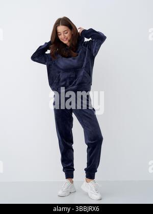 Das legere Outfit bietet Komfort und Stil in einem modernen Innenbereich Stockfoto