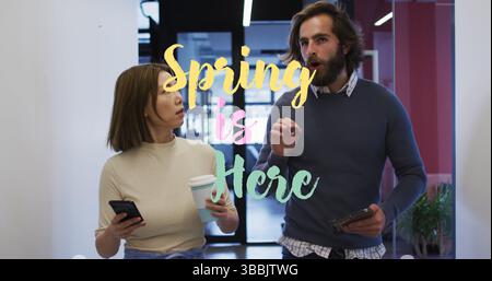Frühling ist hier Text über verschiedene männliche und weibliche Bürokollegen, die im Korridor im Büro diskutieren Stockfoto