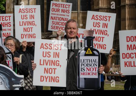 London, England, Großbritannien. Mai 2025. Demonstranten versammeln sich in London, um gegen das vorgeschlagene Gesetz zur Sterbehilfe zu protestieren, während Parlamentsabgeordnete über das Ende des Lebens (End of Life) Bill debattieren, das Sterben in England und Wales unter strengen Sicherheitsvorkehrungen legalisieren könnte. (Kreditbild: © Thomas Krych/ZUMA Press Wire) NUR REDAKTIONELLE VERWENDUNG! Nicht für kommerzielle ZWECKE! Stockfoto
