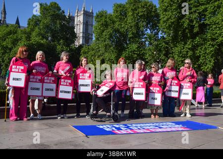 London, Großbritannien. Mai 2025. Anhänger des „Assisted Dying Bill“ halten Plakate während einer Demonstration auf dem Parliament Square, während Parlamentsabgeordnete Änderungen des Gesetzes diskutieren. Quelle: SOPA Images Limited/Alamy Live News Stockfoto