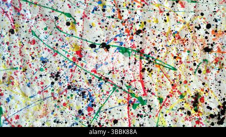 Weitläufige abstrakte Kunstwerke, die mit chaotischen Farbspritzern und Tropfen in mehrfarbigen Farben bedeckt sind, mit leuchtenden Strichen und schwarzen Tintentropfen über einem strukturierten weiß Stockfoto