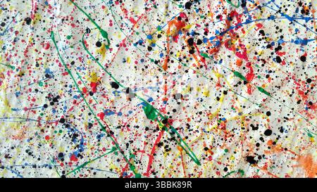 Weitläufige abstrakte Kunstwerke, die mit chaotischen Farbspritzern und Tropfen in mehrfarbigen Farben bedeckt sind, mit leuchtenden Strichen und schwarzen Tintentropfen über einem strukturierten weiß Stockfoto