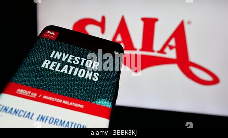 Stuttgart, Deutschland - 01.07.2024: Smartphone mit Website des US-amerikanischen Lkw-Unternehmens Saia Inc. Auf dem Bildschirm vor dem Business-Logo. Stockfoto