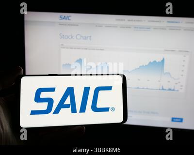 Stuttgart, Deutschland - 01-07-2024: Person, die ein Smartphone mit dem Logo der Science Applications International Corporation (SAIC) auf dem Bildschirm hält Stockfoto
