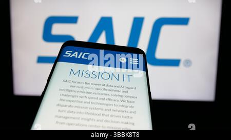 Stuttgart, Deutschland - 01.07.2024: Mobiltelefon mit Website der Science Applications International Corporation (SAIC) vor dem Logo. Stockfoto