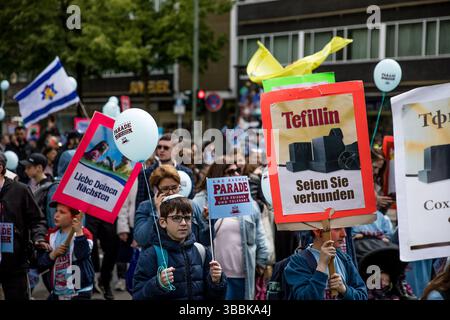 Berlin, Hamburg, Deutschland. Mai 2025. In einer starken Demonstration jüdischer Resilienz, Hoffnung und Einheit versammelten sich am Freitag, den 16. Mai 2025, Menschen auf dem Berliner Olivaer Platz zu einem lag BaOmer-marsch, der von Chabad Berlin organisiert wurde. Die friedliche Prozession, die unter dem Motto „für Frieden und Toleranz“ stattfand, brachte sie nach Hause“, forderte die sofortige Freilassung der israelischen Geiseln, die noch immer in Gaza von der Terrorgruppe Hamas festgehalten werden. In diesem Jahr trug die Feier einen schwereren Symbolismus: Solidarität mit den Entführten, Erinnerung an das jüdische Leiden und Trotz angesichts des zunehmenden Antisemitismus in Europa. Mit Stockfoto