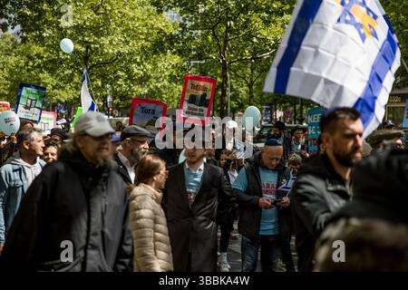 In einer starken Demonstration jüdischer Resilienz, Hoffnung und Einheit versammelten sich am Freitag, den 16. Mai 2025, Menschen auf dem Berliner Olivaer Platz zu einem lag BaOmer-marsch, der von Chabad Berlin organisiert wurde. Die friedliche Prozession unter dem Motto „für Frieden und Toleranz – bring sie nach Hause“ forderte die sofortige Freilassung der israelischen Geiseln, die noch immer in Gaza von der Terrorgruppe Hamas festgehalten werden. In diesem Jahr trug die Feier einen schwereren Symbolismus: Solidarität mit den Entführten, Erinnerung an das jüdische Leiden und Trotz angesichts des zunehmenden Antisemitismus in Europa. Mit Schildern mit der Aufschrift „Keep Calm, Be Jewish“ und „Toler Stockfoto