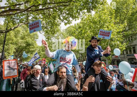 In einer starken Demonstration jüdischer Resilienz, Hoffnung und Einheit versammelten sich am Freitag, den 16. Mai 2025, Menschen auf dem Berliner Olivaer Platz zu einem lag BaOmer-marsch, der von Chabad Berlin organisiert wurde. Die friedliche Prozession unter dem Motto „für Frieden und Toleranz – bring sie nach Hause“ forderte die sofortige Freilassung der israelischen Geiseln, die noch immer in Gaza von der Terrorgruppe Hamas festgehalten werden. In diesem Jahr trug die Feier einen schwereren Symbolismus: Solidarität mit den Entführten, Erinnerung an das jüdische Leiden und Trotz angesichts des zunehmenden Antisemitismus in Europa. Mit Schildern mit der Aufschrift „Keep Calm, Be Jewish“ und „Toler Stockfoto