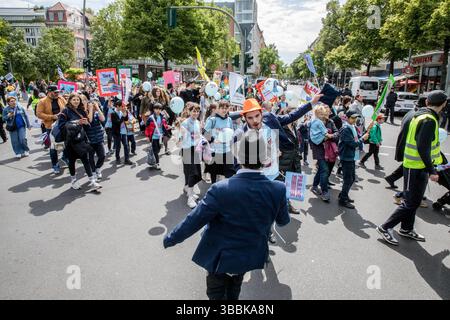 In einer starken Demonstration jüdischer Resilienz, Hoffnung und Einheit versammelten sich am Freitag, den 16. Mai 2025, Menschen auf dem Berliner Olivaer Platz zu einem lag BaOmer-marsch, der von Chabad Berlin organisiert wurde. Die friedliche Prozession unter dem Motto „für Frieden und Toleranz – bring sie nach Hause“ forderte die sofortige Freilassung der israelischen Geiseln, die noch immer in Gaza von der Terrorgruppe Hamas festgehalten werden. In diesem Jahr trug die Feier einen schwereren Symbolismus: Solidarität mit den Entführten, Erinnerung an das jüdische Leiden und Trotz angesichts des zunehmenden Antisemitismus in Europa. Mit Schildern mit der Aufschrift „Keep Calm, Be Jewish“ und „Toler Stockfoto