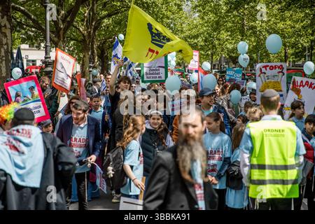 In einer starken Demonstration jüdischer Resilienz, Hoffnung und Einheit versammelten sich am Freitag, den 16. Mai 2025, Menschen auf dem Berliner Olivaer Platz zu einem lag BaOmer-marsch, der von Chabad Berlin organisiert wurde. Die friedliche Prozession unter dem Motto „für Frieden und Toleranz – bring sie nach Hause“ forderte die sofortige Freilassung der israelischen Geiseln, die noch immer in Gaza von der Terrorgruppe Hamas festgehalten werden. In diesem Jahr trug die Feier einen schwereren Symbolismus: Solidarität mit den Entführten, Erinnerung an das jüdische Leiden und Trotz angesichts des zunehmenden Antisemitismus in Europa. Mit Schildern mit der Aufschrift „Keep Calm, Be Jewish“ und „Toler Stockfoto