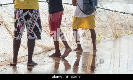 Ein halber Körper von nicht identifizierten Fischern, die ein Fischernetz ziehen. Angelsport. Brasilien Stockfoto