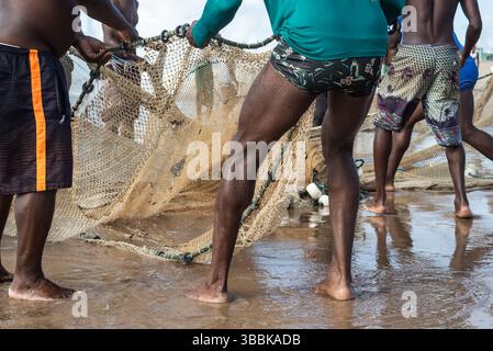 Ein halber Körper von nicht identifizierten Fischern, die ein Fischernetz ziehen. Angelsport. Brasilien Stockfoto