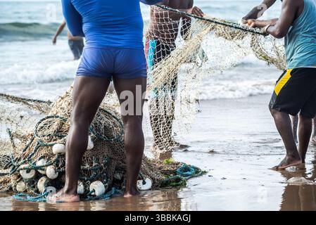 Ein halber Körper von nicht identifizierten Fischern, die ein Fischernetz ziehen. Angelsport. Brasilien Stockfoto