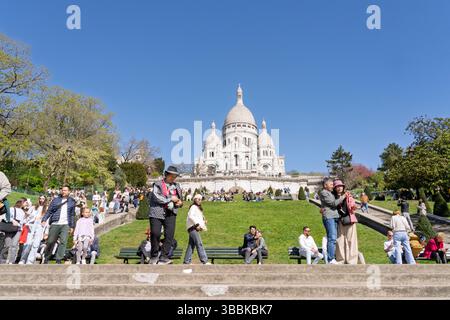 Ein zeitloser Blick auf die Basilika Sacré-Cœur auf dem Hügel Montmartre in Paris, Frankreich. Bei weichem natürlichem Licht ist dieses Bild ein Highlight der Ba Stockfoto