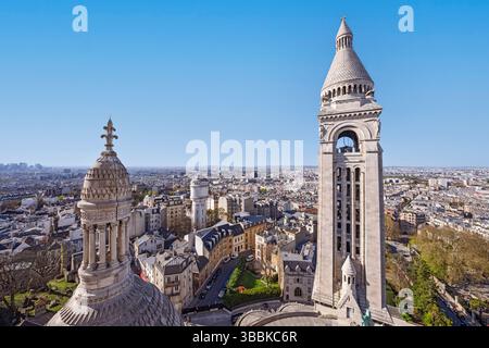 Ein zeitloser Blick auf die Basilika Sacré-Cœur auf dem Hügel Montmartre in Paris, Frankreich. Bei weichem natürlichem Licht ist dieses Bild ein Highlight der Ba Stockfoto