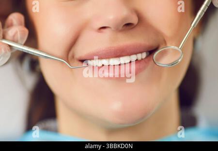 Nahaufnahme Des Weiblichen Mundes Während Der Zahnarztuntersuchung Stockfoto